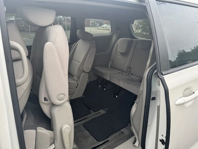 2017 Kia Carnival - Image 19 of 20