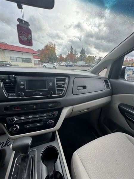 2017 Kia Carnival - Image 11 of 20