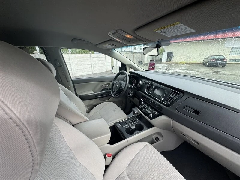 2017 Kia Carnival - Image 13 of 20