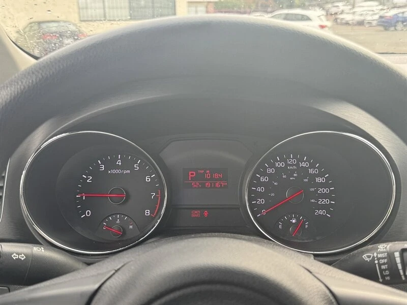 2017 Kia Carnival - Image 10 of 20