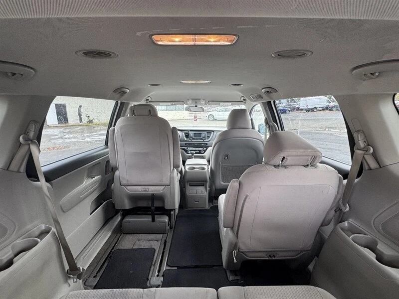 2017 Kia Carnival - Image 17 of 20