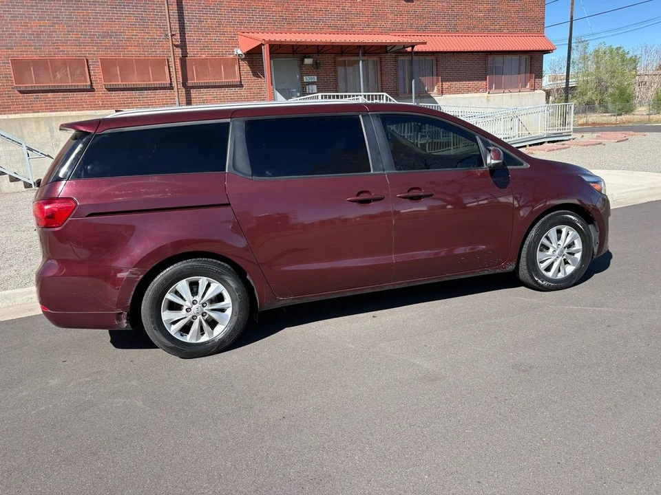 2017 Kia Carnival - Image 28 of 31