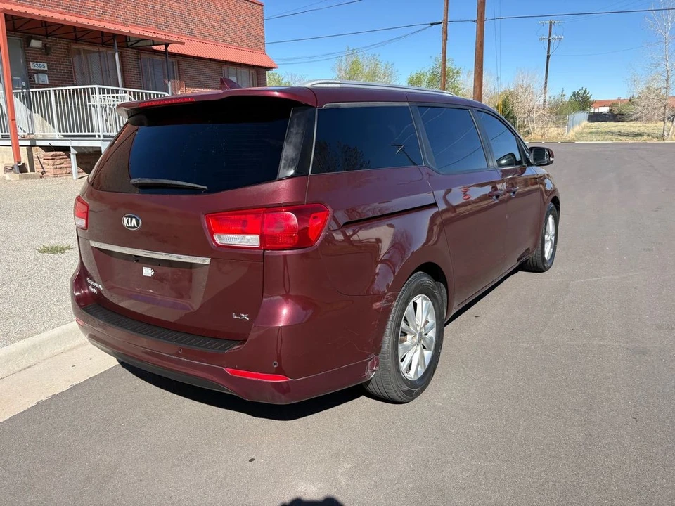 2017 Kia Carnival - Image 5 of 31