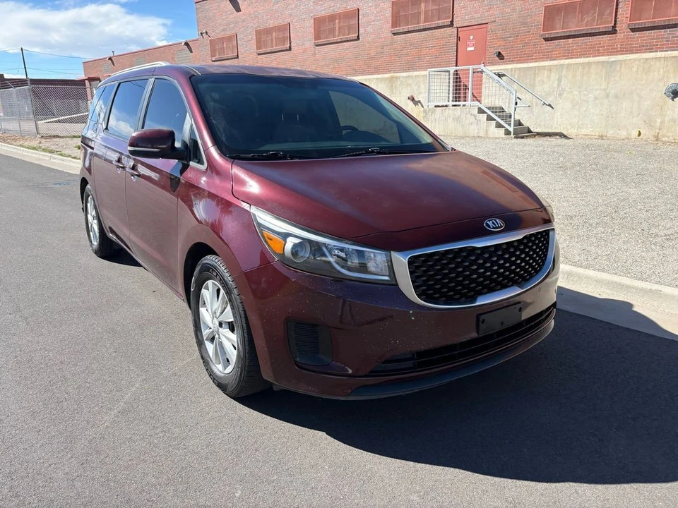 2017 Kia Carnival - Image 30 of 31