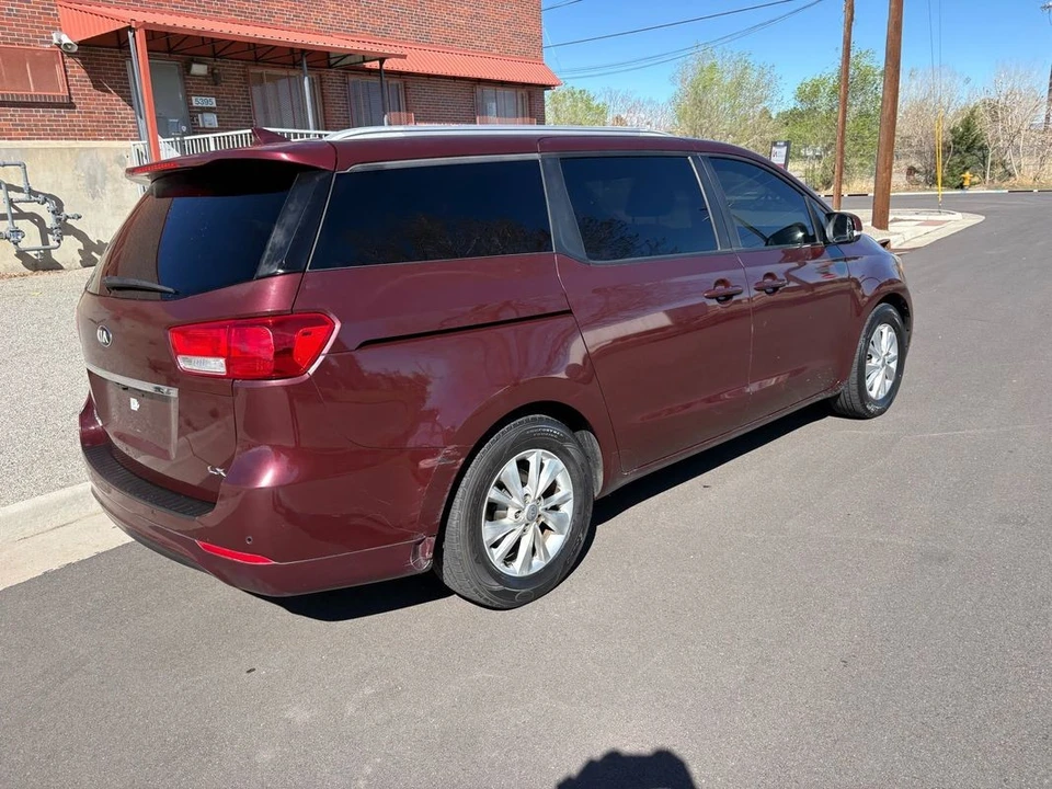 2017 Kia Carnival - Image 26 of 31