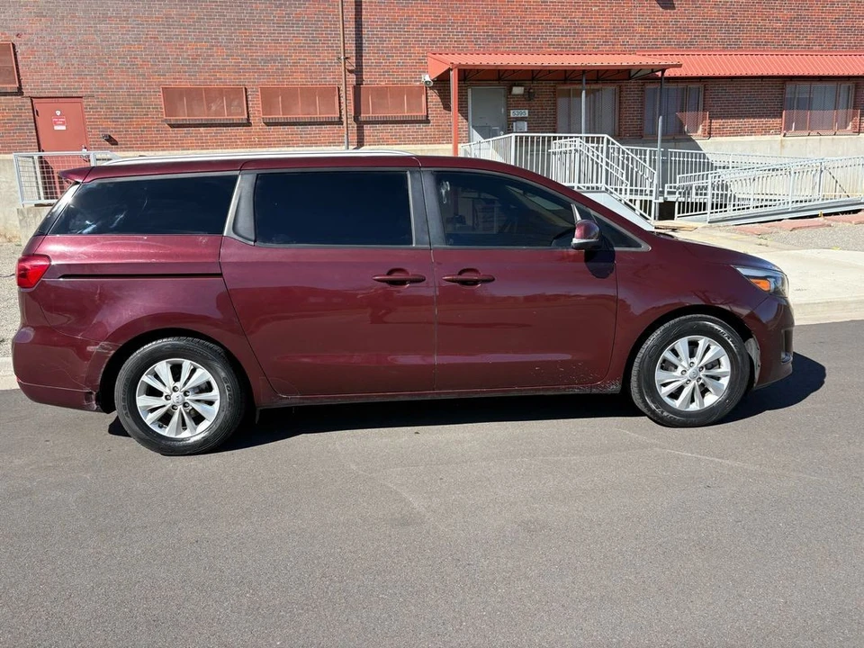 2017 Kia Carnival - Image 27 of 31