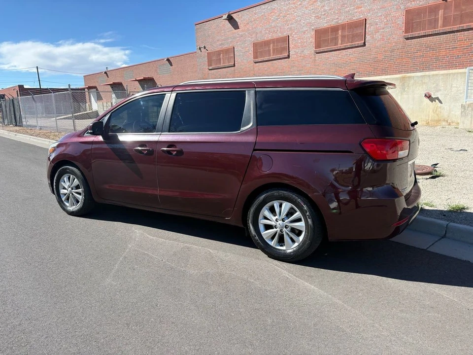 2017 Kia Carnival - Image 22 of 31