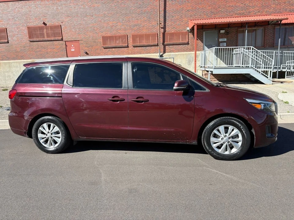 2017 Kia Carnival - Image 3 of 31