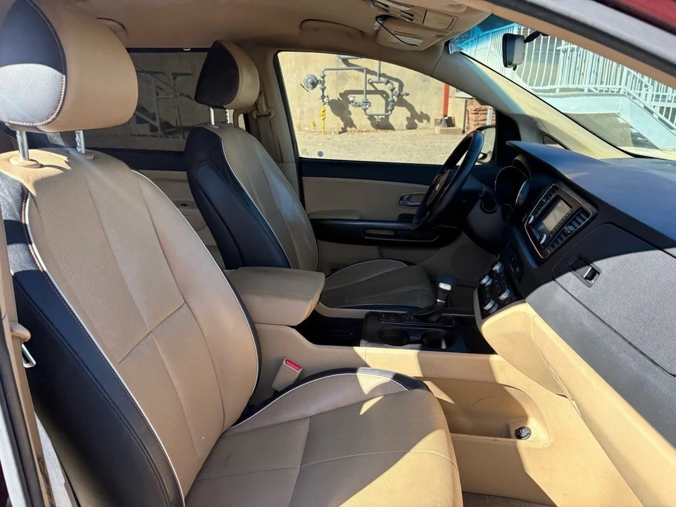 2017 Kia Carnival - Image 10 of 31