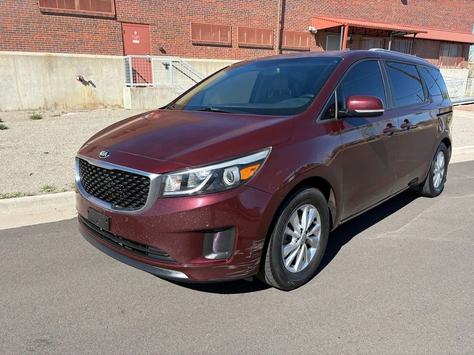 2017 Kia Carnival - Image 11 of 31