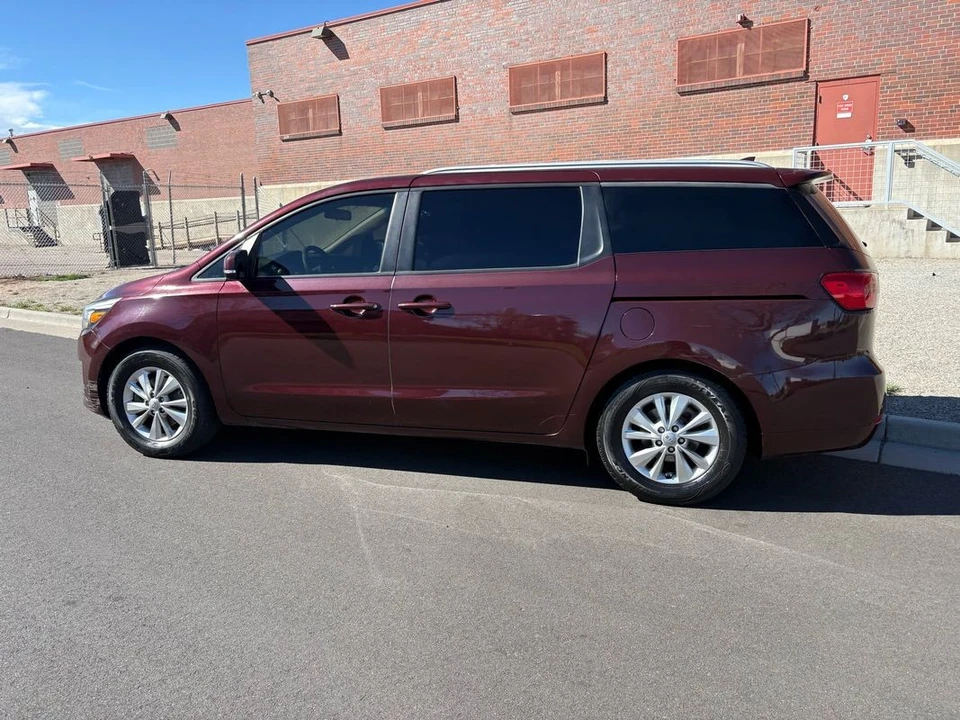 2017 Kia Carnival - Image 23 of 31