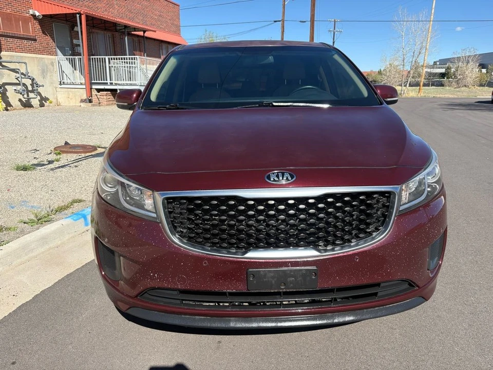 2017 Kia Carnival - Image 14 of 31