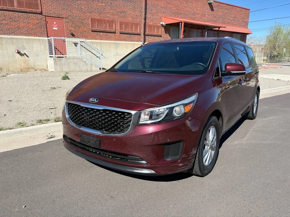 2017 Kia Carnival - Image 16 of 31
