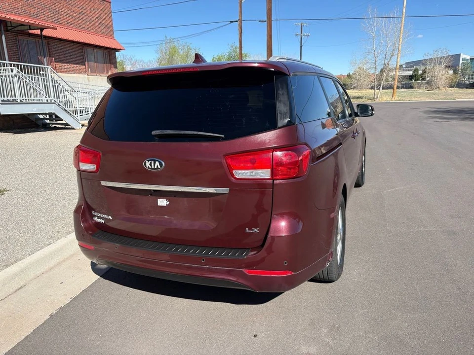 2017 Kia Carnival - Image 24 of 31