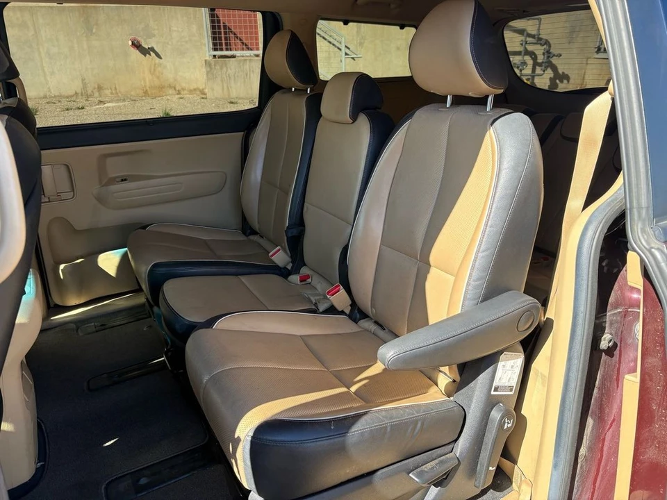 2017 Kia Carnival - Image 9 of 31