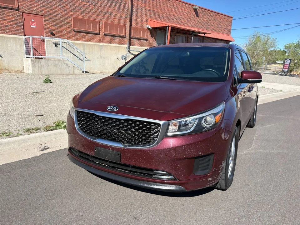2017 Kia Carnival - Image 15 of 31