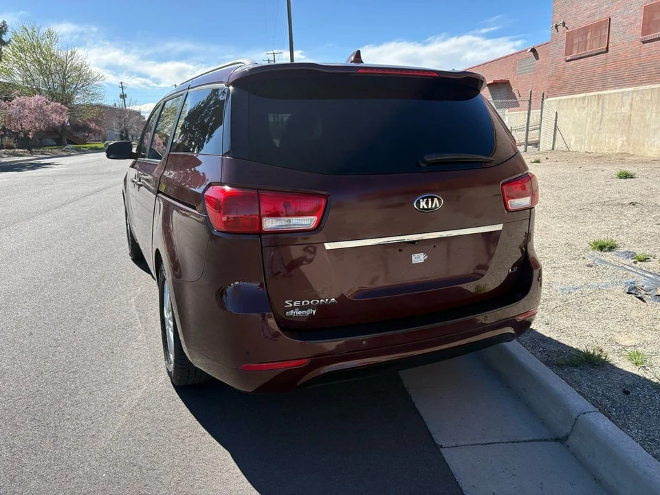 2017 Kia Carnival - Image 21 of 31