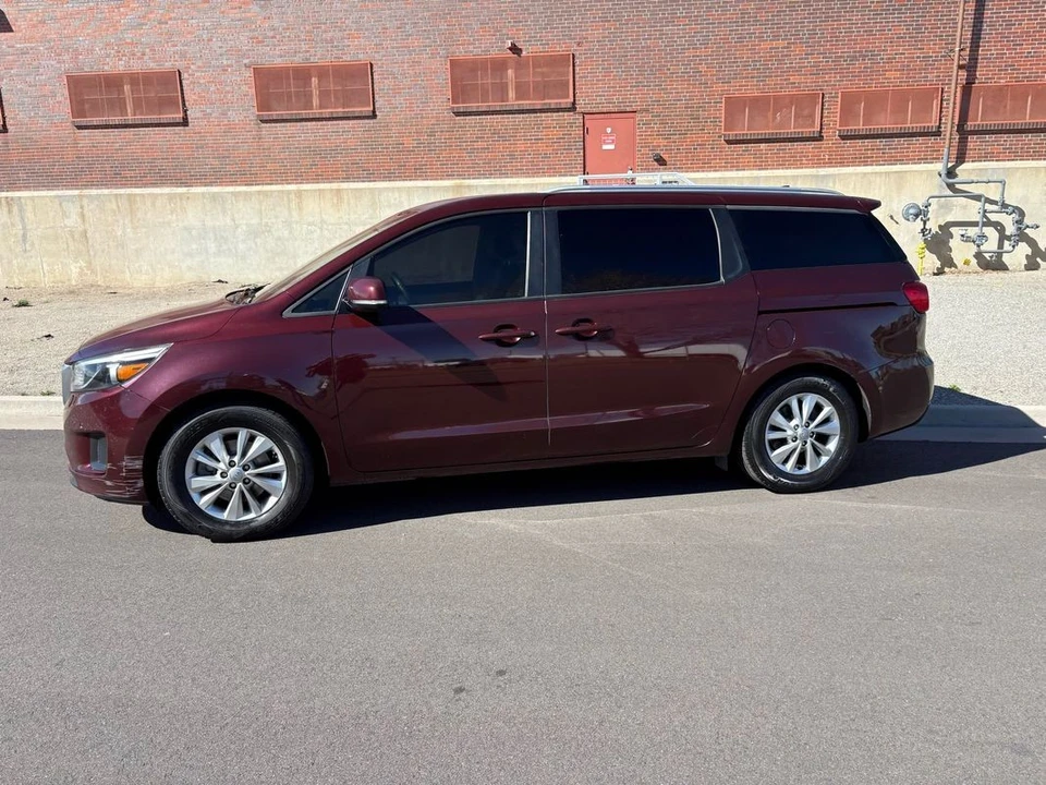 2017 Kia Carnival - Image 2 of 31