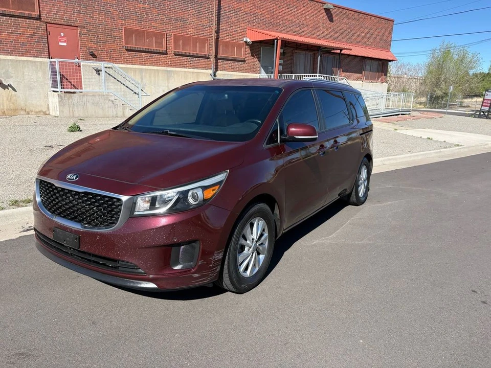 2017 Kia Carnival - Image 13 of 31