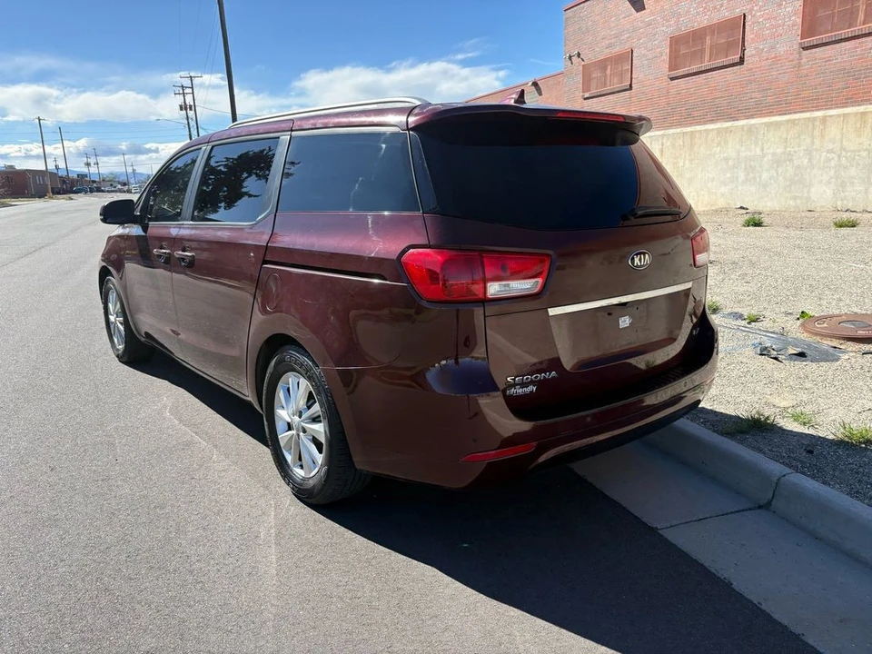 2017 Kia Carnival - Image 4 of 31