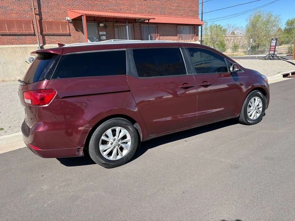 2017 Kia Carnival - Image 25 of 31