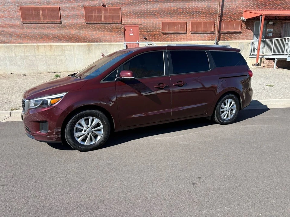 2017 Kia Carnival - Image 17 of 31