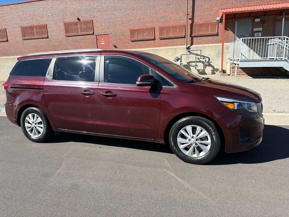 2017 Kia Carnival - Image 29 of 31