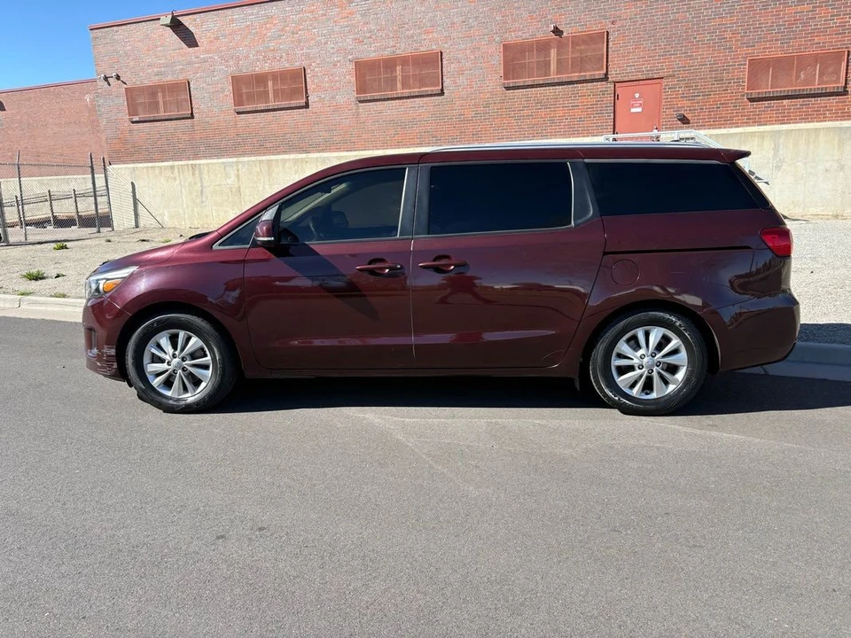 2017 Kia Carnival - Image 19 of 31