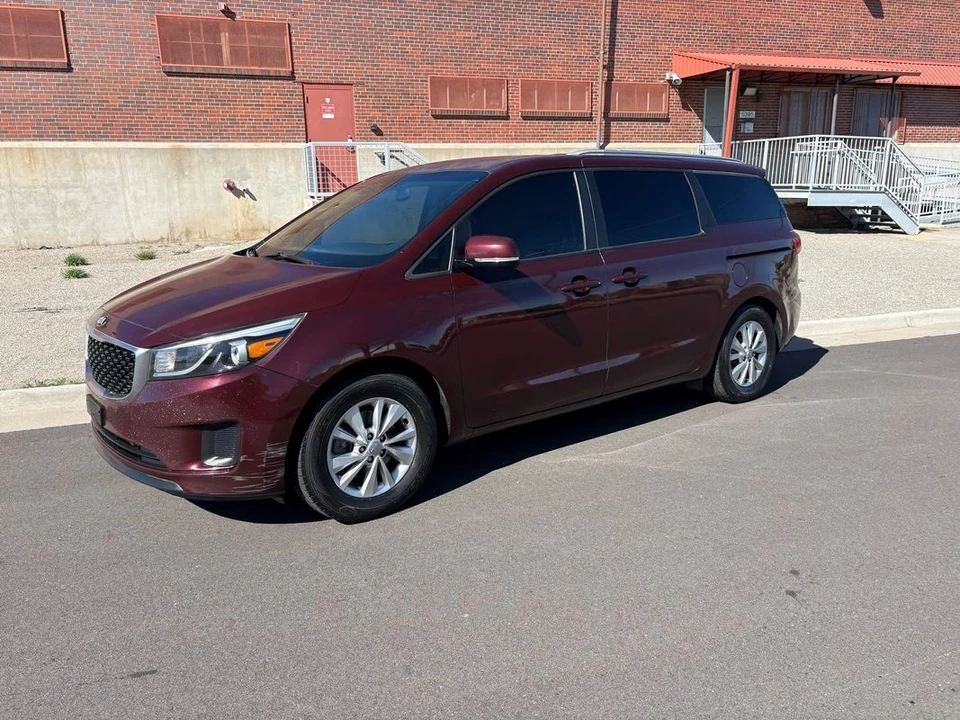 2017 Kia Carnival - Image 18 of 31