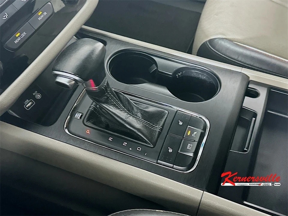 2017 Kia Carnival - Image 16 of 21
