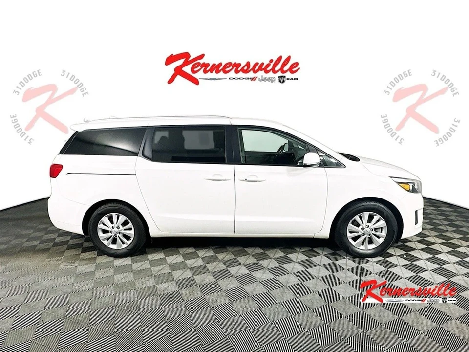 2017 Kia Carnival - Image 8 of 21
