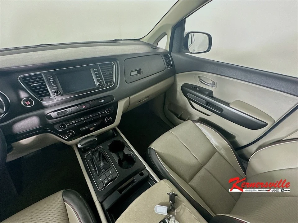 2017 Kia Carnival - Image 11 of 21