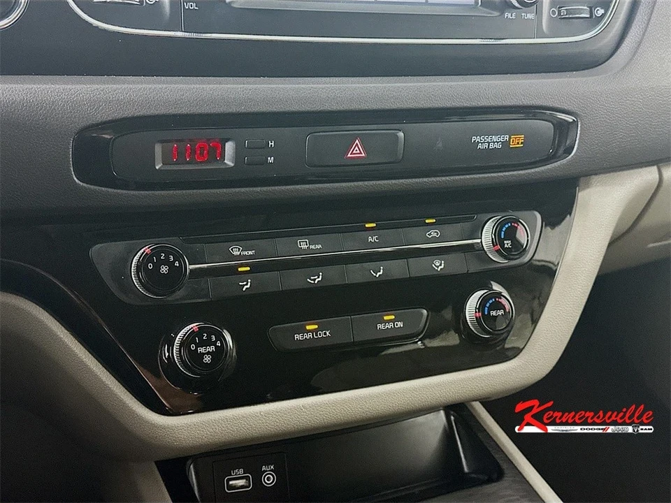 2017 Kia Carnival - Image 18 of 21