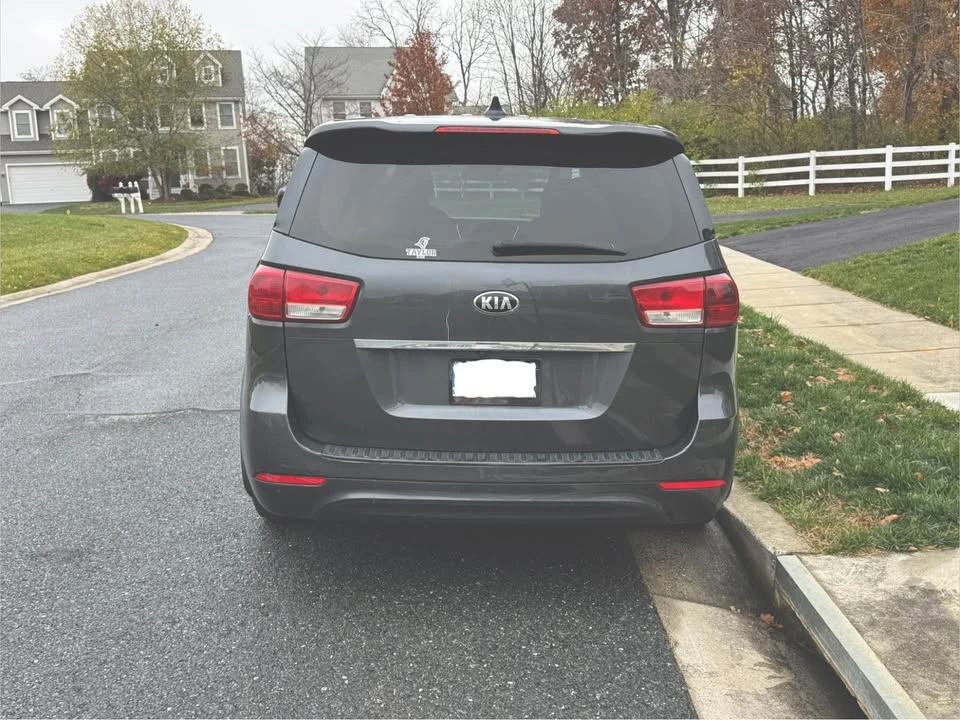 2017 Kia Carnival - Image 3 of 10