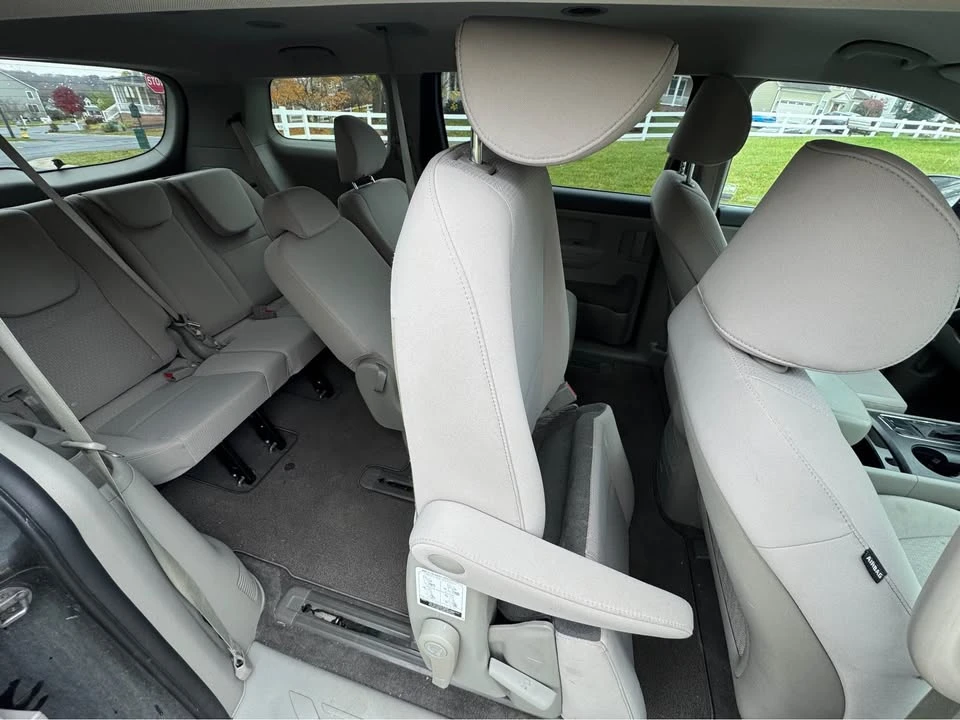 2017 Kia Carnival - Image 8 of 10