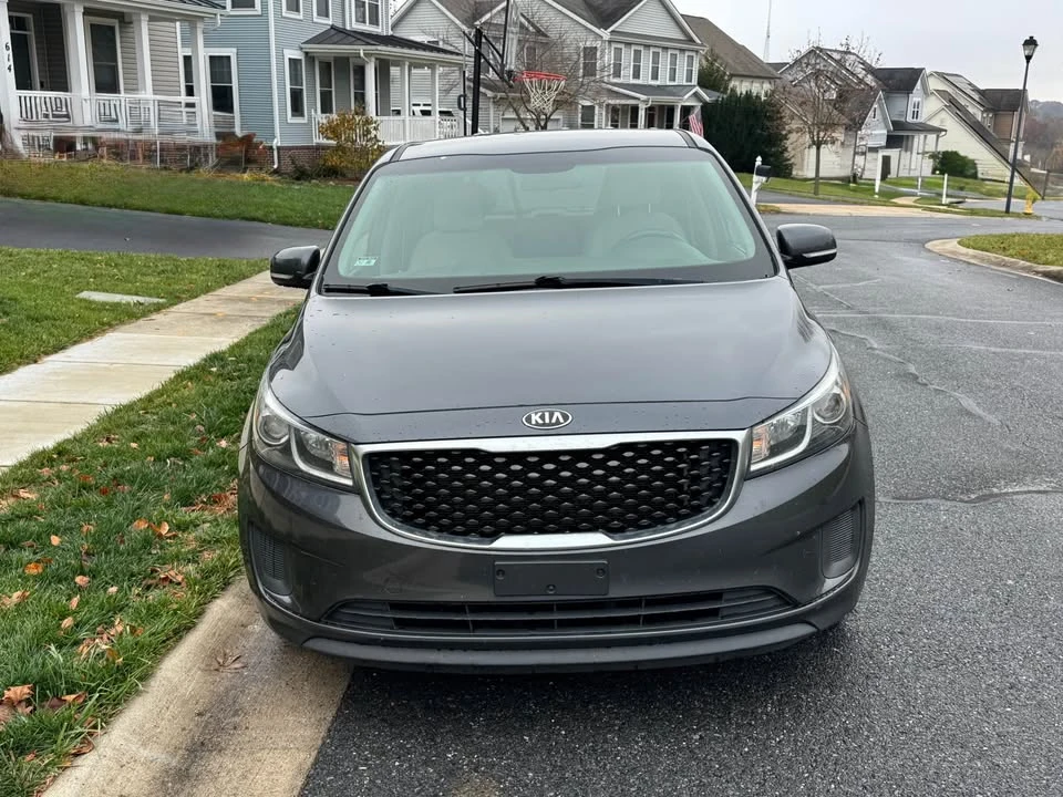 2017 Kia Carnival - Image 2 of 10