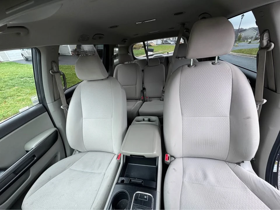 2017 Kia Carnival - Image 9 of 10