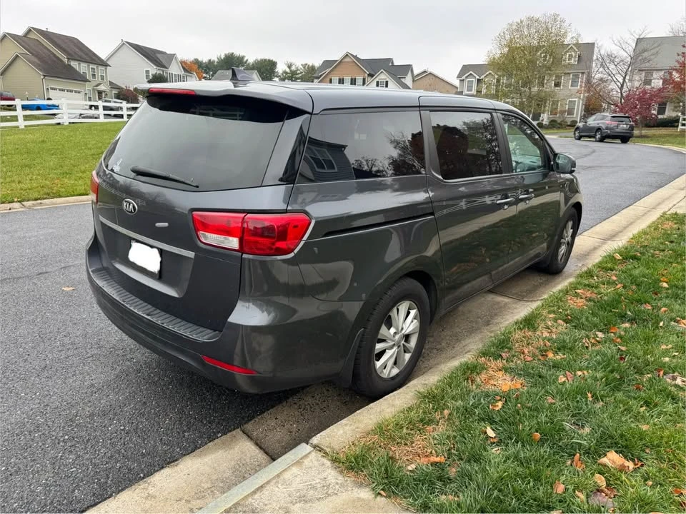 2017 Kia Carnival - Image 10 of 10