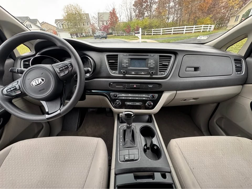 2017 Kia Carnival - Image 5 of 10
