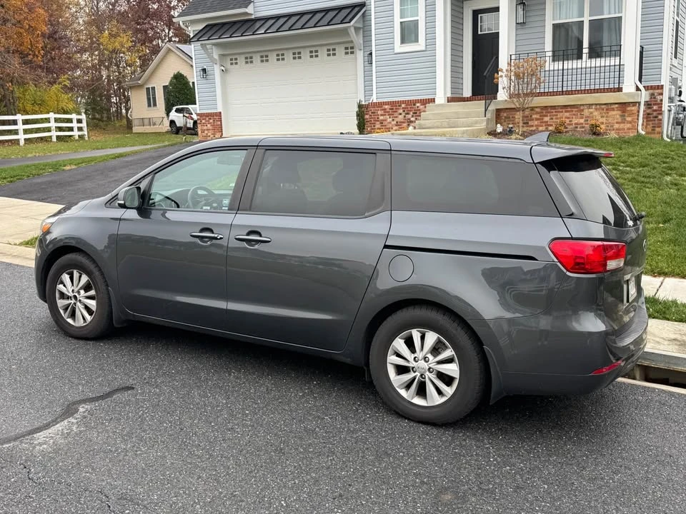 2017 Kia Carnival - Image 4 of 10