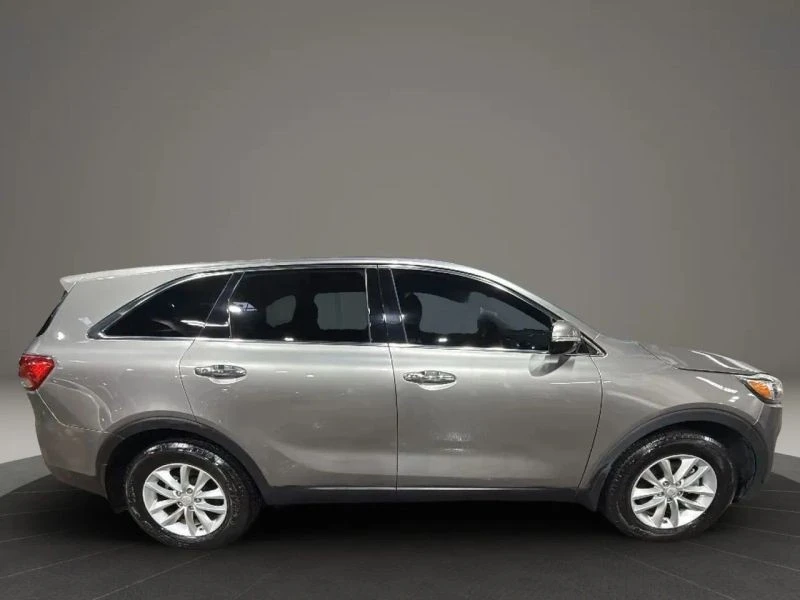 2017 Kia Sorento - Image 4 of 12