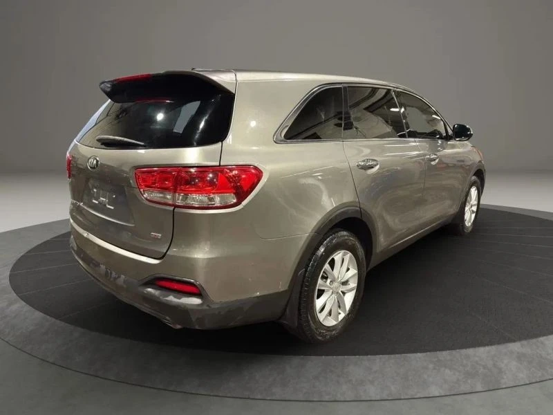 2017 Kia Sorento - Image 5 of 12