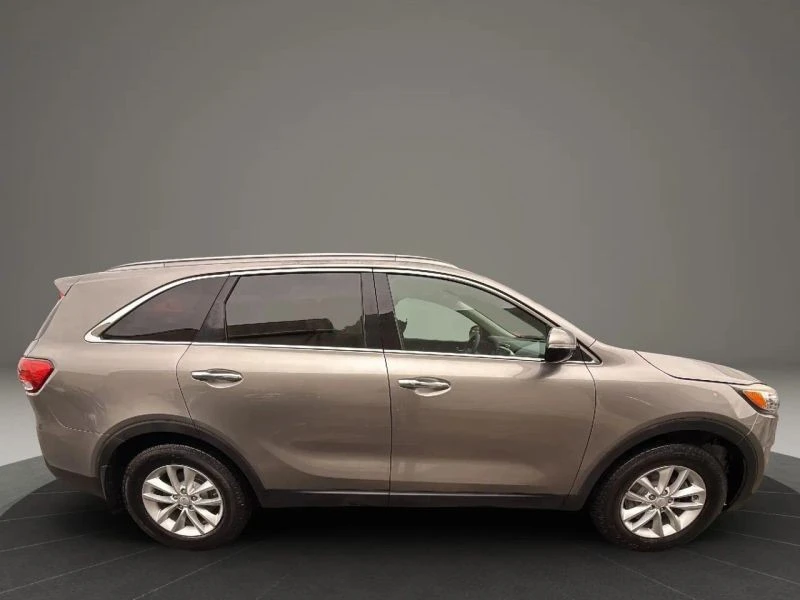 2017 Kia Sorento - Image 4 of 12