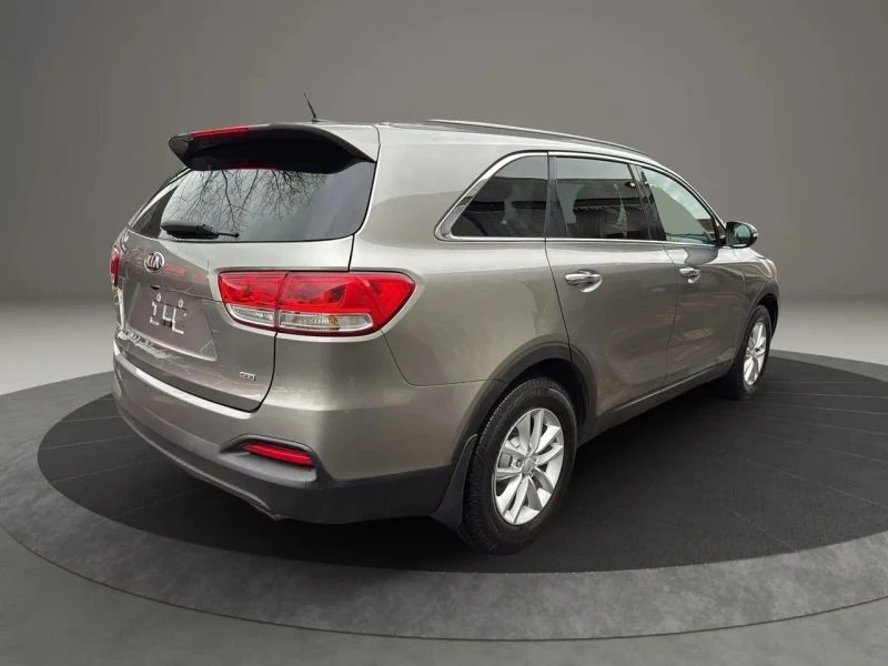 2017 Kia Sorento - Image 5 of 12