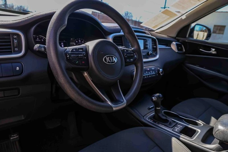 2017 Kia Sorento - Image 7 of 12