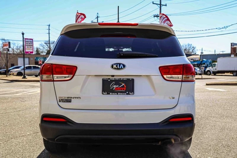 2017 Kia Sorento - Image 5 of 12