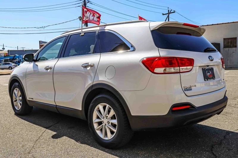 2017 Kia Sorento - Image 4 of 12