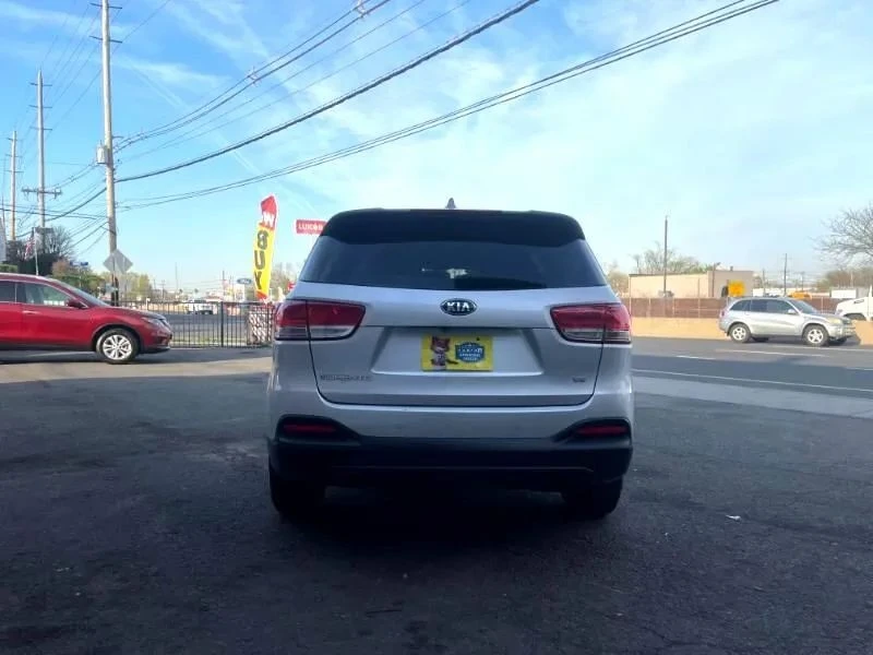 2017 Kia Sorento - Image 6 of 12