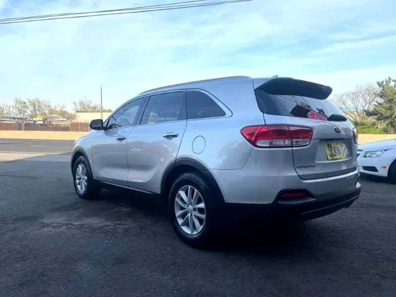 2017 Kia Sorento - Image 5 of 12