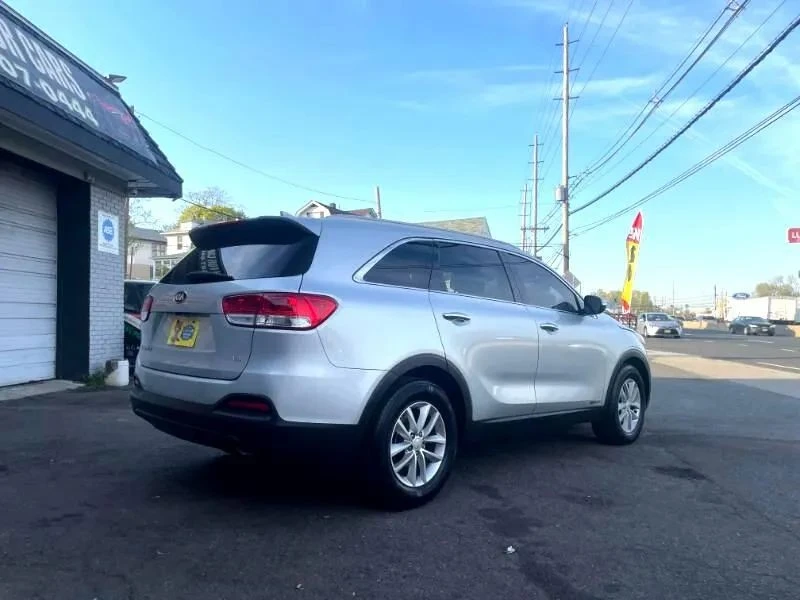 2017 Kia Sorento - Image 8 of 12